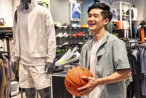 蔣淯安驚喜身台中LaLaport擔任UNDER ARMOUR 一日店長與會員同樂